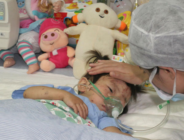 The last survivor rescued from Saturday's deadly train crash in East China, two-year-old girl Xiang Weiyi, is said to be in a better condition on July 27, 2011. 