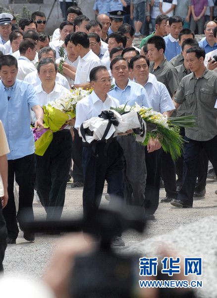 Premier Wen Jiabao mourns victims and expresses condolences to the relatives of the dead in Wenzhou, Zhejiang Province, on July 28, 2011.