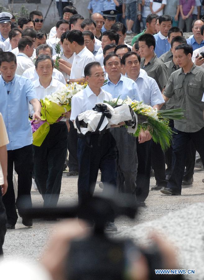 Chinese Premier Wen Jiabao mourns for victims of the fatal train collision at the accident site in Wenzhou, east China's Zhejiang Province, July 28, 2011.
