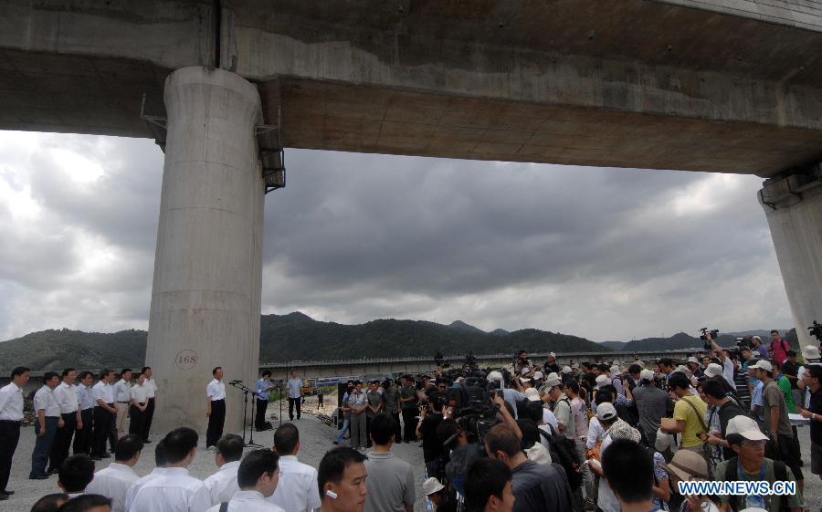 Chinese Premier Wen Jiabao meets the press at the site of the fatal train crash in Wenzhou, east China's Zhejiang Province, July 28, 2011.