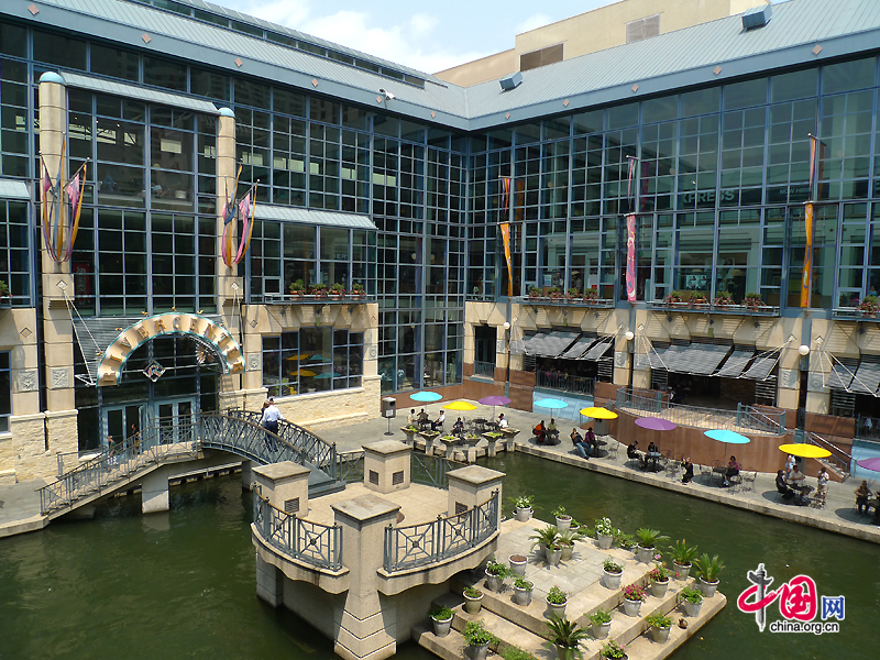 A view of the U-shaped Rivercenter Mall in San Antonio, which is the seventh-largest city in the US and the second-largest city within the state of Texas in terms of population. [Photo by Xu Lin / China.org.cn]