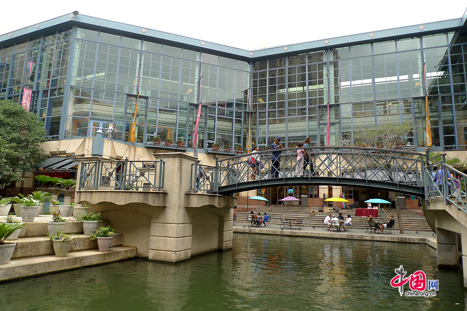A view of the U-shaped Rivercenter Mall in San Antonio, which is the seventh-largest city in the US and the second-largest city within the state of Texas in terms of population. [Photo by Xu Lin / China.org.cn]