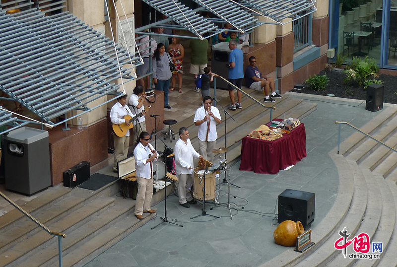 Singers entertain shoppers, diners and visitors at the Rivercenter Mall’s outdoor performance island, San Antonio, US. San Antonio is the seventh-largest city in the US and the second-largest city within the state of Texas in terms of population. [Photo by Xu Lin / China.org.cn]