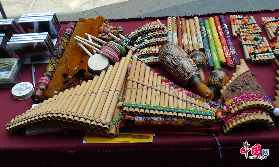 Instruments and CDs for sale when singers entertain shoppers, diners and visitors at the Rivercenter Mall’s outdoor performance island, San Antonio, US. San Antonio is the seventh-largest city in the US and the second-largest city within the state of Texas in terms of population. [Photo by Xu Lin / China.org.cn]