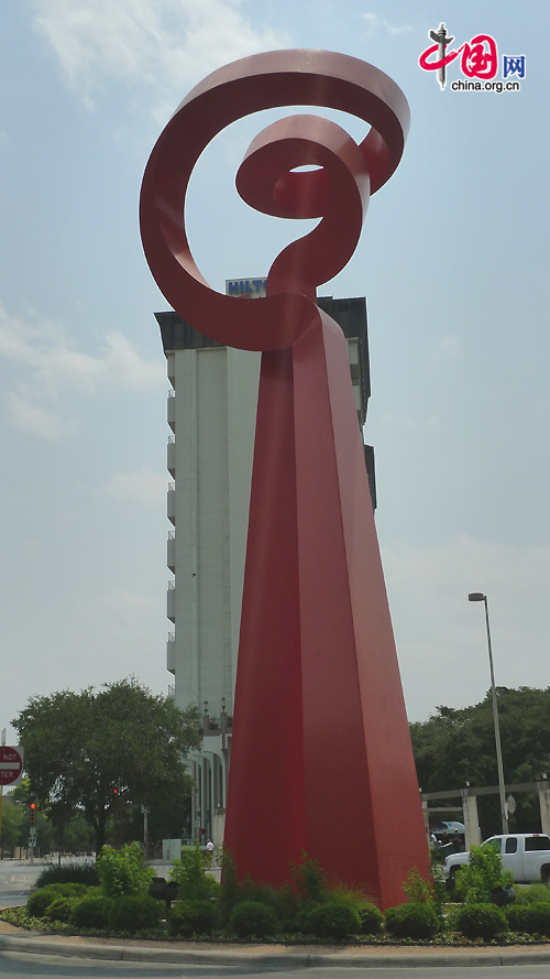 A view of the Torch of Friendship sculpture in downtown San Antonio. The sculpture was presented as a gift by the Mexican government to the City of San Antonio in 2002. [Photo by Xu Lin / China.org.cn]