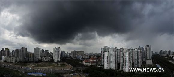 Dark clouds are seen over the sky in Haikou, capital of south China's Hainan Province, July 27, 2011. [Xinhua] 