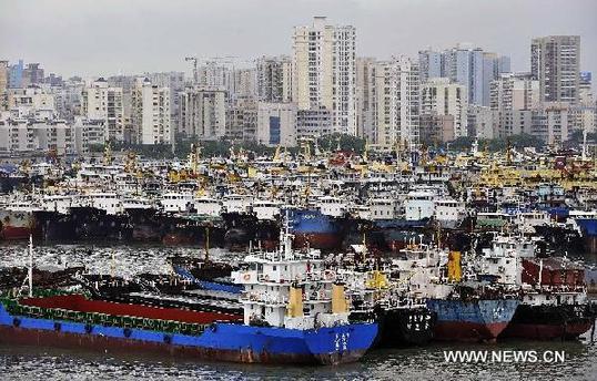 *As the island braces for tropical storm Nock-Ten, the Hainan provincial government has ordered all fishing boats to return to port. [Xinhua]