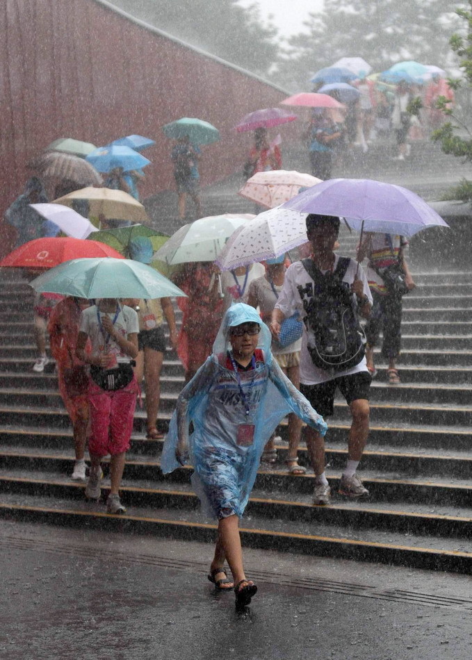 A heavy rainstorm hit Beijing and neighboring Hebei Province on Friday morning. The Beijing Meteorological Bureau issued a storm alert at 6 a.m., and forecast precipitation would exceed 50 mm over the next 12 hours.