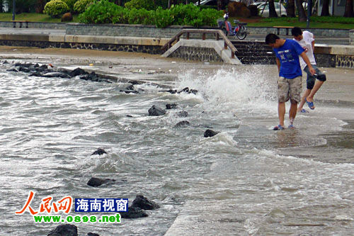 Massive downpours with strong winds battered the island province of Hainan on Friday morning as the tropical storm Nock-ten approached. [people.com.cn] 