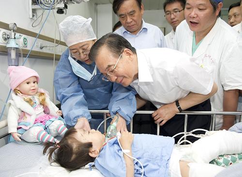 Chinese Premier Wen Jiabao on Thursday visited the two-and-half-year-old Xiang Weiyi who was still hospitalized in ICU for injuries in the weekend high-speed train crash in Wenzhou City, east China's Zhejiang Province. 