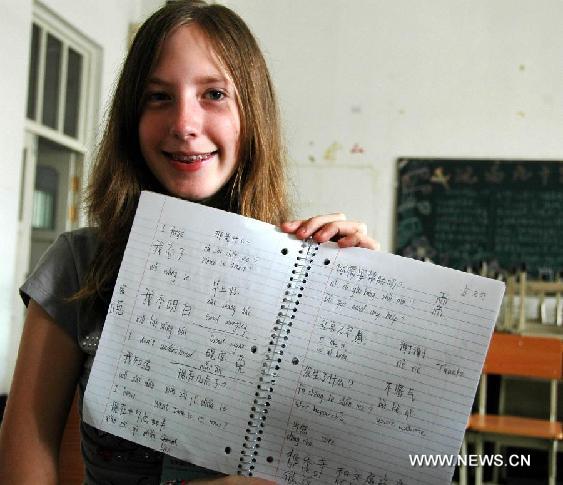 An American exchange student displays her Chinese lesson notes in the Harbin No. 1 Middle School in Harbin, capital of northeast China's Heilongjiang Province, July 28, 2011. Twenty middle school students from the United States began their exchange studies at the school Thursday.
