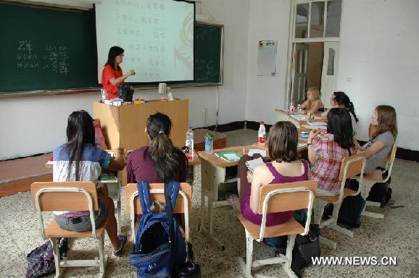 American exchange students have their Chinese lesson in the Harbin No. 1 Middle School in Harbin, capital of northeast China's Heilongjiang Province, July 28, 2011. Twenty middle school students from the United States began their exchange studies at the school Thursday.