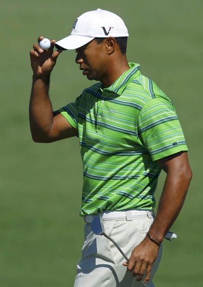 Tiger Woods of the U.S. tips his hat after sinking a par putt on the second green during first round play in the 2011 Masters golf tournament at the Augusta National Golf Club in Augusta, Georgia, April 7, 2011. [Xinhua/Reuters Photo]