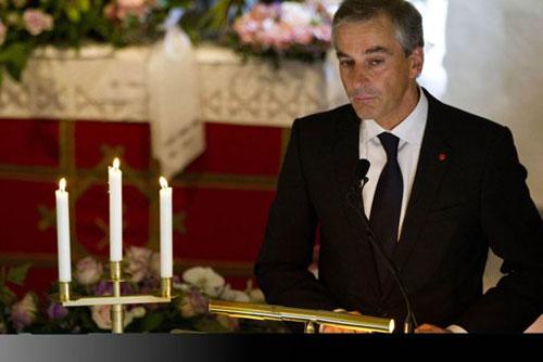 Norway's Foreign Minister Jonas Gahr Stoere speaks during the funeral of Bano Rashid at Nesodden church near Oslo July 29, 2011. [REUTERS/Thomas Winje Oeijord/Scanpix]