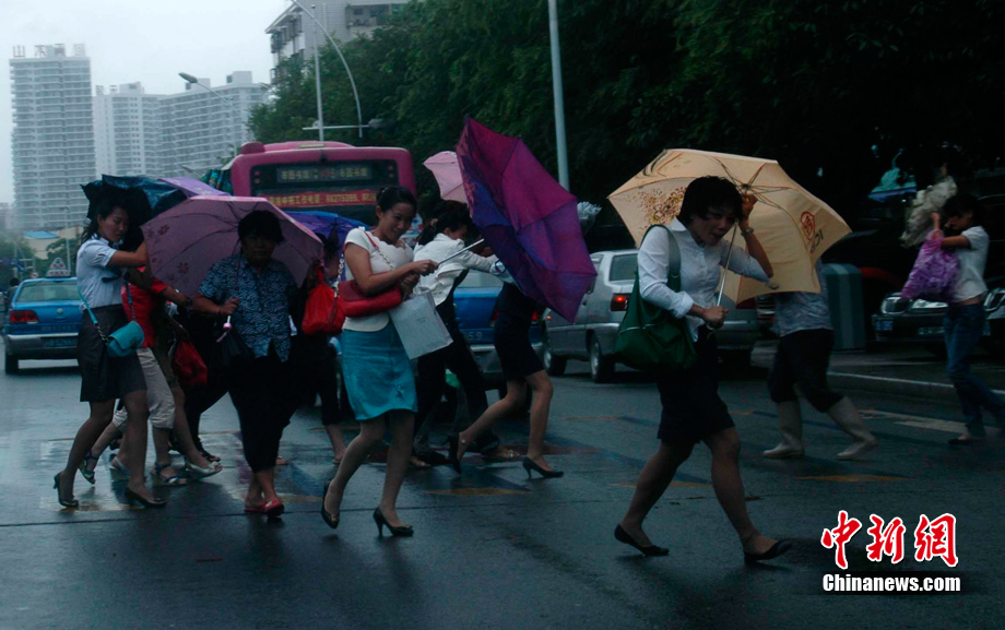 Tropical storm Nock-Ten sweeps accross Hainan