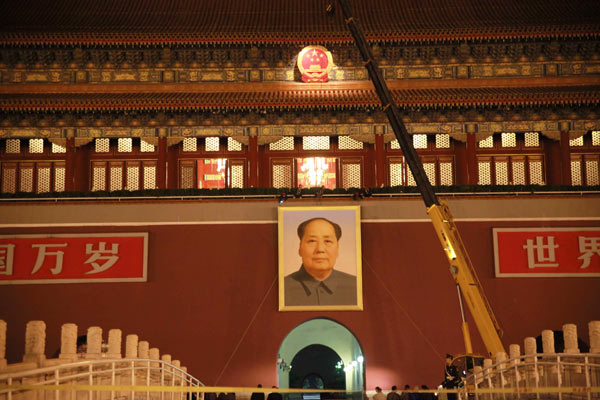 Workers replace the portrait of Chairman Mao with a new one at the Tian'anmen Square in Beijing, Sept 27, 2010. [China Daily]