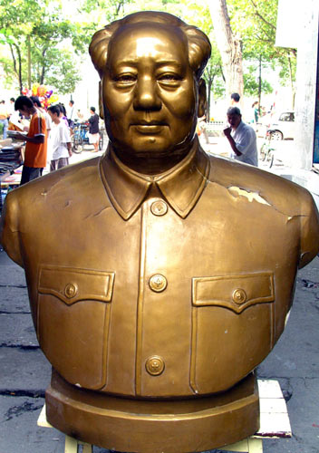A bronze statue of Chairman Mao is displayed at a market in Yichang city, Central China's Hubei province, Aug 26, 2007. [China Daily]