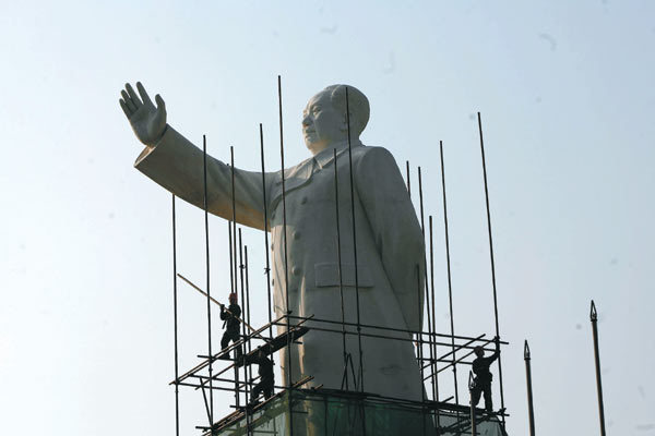 Workers clean a sculpture of Mao Zedong at the center square in Chengdu city, Southwest China's Sichuan province, Feb 29, 2008. [China Daily]