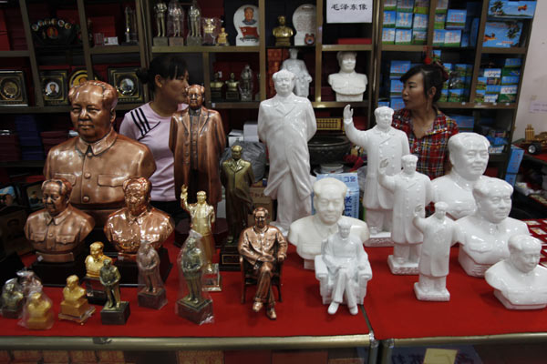 Different statues of Chairman Mao are favorite souvenirs for tourists at the red tourism site of Xibaipo Memorial in Pingshan county, North China's Hebei province, July 20, 2011. [China Daily]