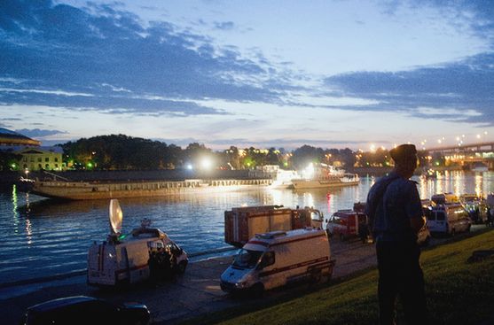 Rescue workers seek for survivors at the site where a pleasure boat carrying 15 people collided with a barge on the Moscow River and sank on July 31, 2011. [Xinhua]