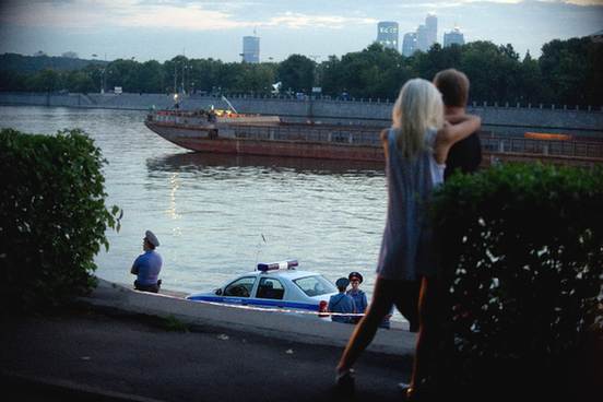 Rescue workers seek for survivors at the site where a pleasure boat carrying 15 people collided with a barge on the Moscow River and sank on July 31, 2011. [Xinhua]