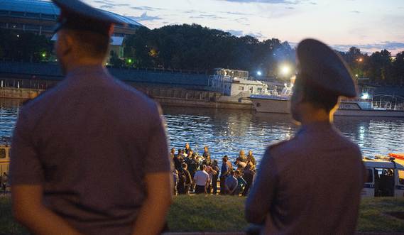 Rescue workers seek for survivors at the site where a pleasure boat carrying 15 people collided with a barge on the Moscow River and sank on July 31, 2011. [Xinhua]