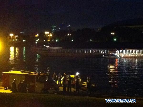 Rescue workers seek for survivors at the site where a pleasure boat carrying 15 people collided with a barge on the Moscow River and sank on July 31, 2011. [Xinhua]