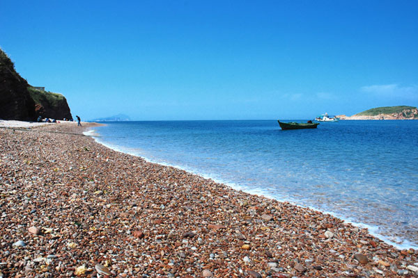 The rocky beach on Kongtong island. [Photo:CRIENGLISH.com]