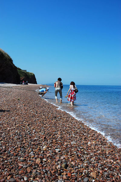 Tourists looking for sea shells on the beach of Kongtong island. [Photo:CRIENGLISH.com] 