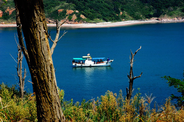 Boats depart from Yantai city regularly taking tourists to Kongtong island. [Photo:CRIENGLISH.com]