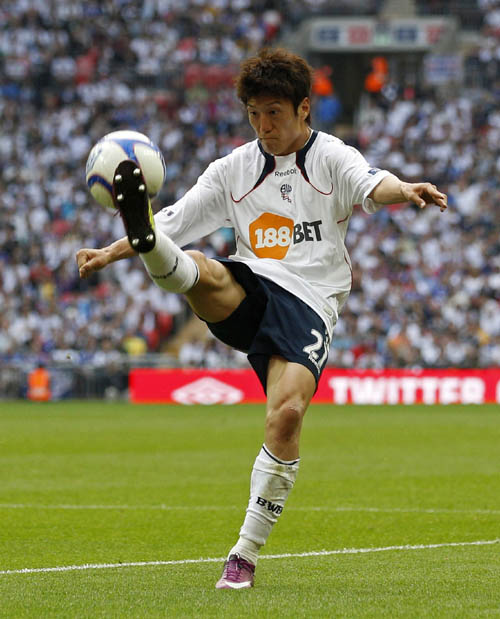 Bolton Wanderers' Lee Chung-Yong controls the ball during their FA Cup semi-final soccer match against Stoke City in London. (Reuters File Photo)