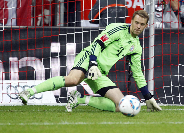 Goalkeeper Manuel Neuer of FC Bayern Munich dives during the penalty shootout in the semi-final match against AC Milan at the Audi Cup friendly soccer tournament in Munich July 26, 2011. (Xinhua/Reuters File Photo)