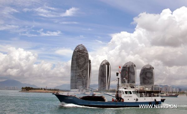 A fishing vessel goes fishing on the sea in Sanya, south China&apos;s Hainan Province, Aug. 1, 2011. Fishing vessels started operations after the South China Sea fishing ban, which started on May 16, ended on Monday. (Xinhua/Hou Jiansen) (llp) 