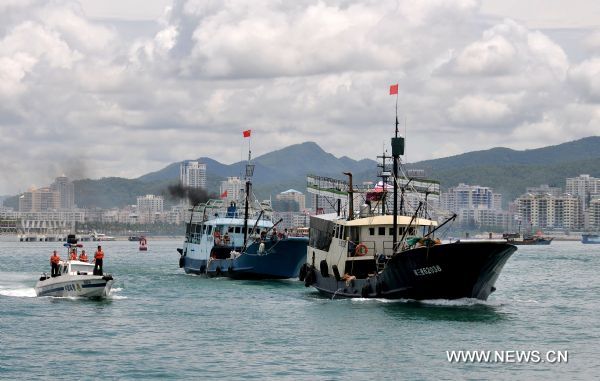 Fishing vessels go fishing on the sea in Sanya, south China&apos;s Hainan Province, Aug. 1, 2011. Fishing vessels started operations after the South China Sea fishing ban, which started on May 16, ended on Monday. (Xinhua/Hou Jiansen) (llp) 