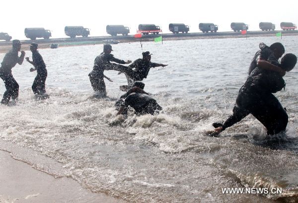 Soldiers take part in a drill in Shanghai, east China, July 31, 2011. Soldiers of a detachment in Shanghai attended a series of drills in the scorching sunshine recently, aiming at strengthening minds and improving military skills.