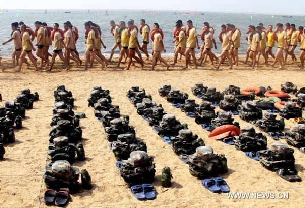 Soldiers take part in a drill in Shanghai, east China, July 31, 2011. Soldiers of a detachment in Shanghai attended a series of drills in the scorching sunshine recently, aiming at strengthening minds and improving military skills.