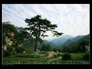 Cuihua Mountain National Geopark, located some 20 kilometers away from Xi'an, is park of the Qin Mountain Range. Formed of an array of metamorphic rocks from the Middle Geological Epoch, it is said that this mountain was raised because of an earthquake in the three valleys in mid-Shaanxi in the second year of King You of Western Zhou's reign.[西部老马/bbs.fengniao]