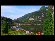 Cuihua Mountain National Geopark, located some 20 kilometers away from Xi'an, is park of the Qin Mountain Range. Formed of an array of metamorphic rocks from the Middle Geological Epoch, it is said that this mountain was raised because of an earthquake in the three valleys in mid-Shaanxi in the second year of King You of Western Zhou's reign.[西部老马/bbs.fengniao]