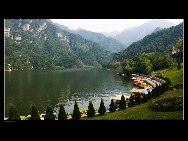 Cuihua Mountain National Geopark, located some 20 kilometers away from Xi'an, is park of the Qin Mountain Range. Formed of an array of metamorphic rocks from the Middle Geological Epoch, it is said that this mountain was raised because of an earthquake in the three valleys in mid-Shaanxi in the second year of King You of Western Zhou's reign.[西部老马/bbs.fengniao]