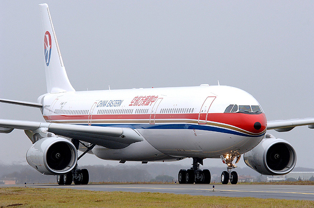 Major Chinese airlines raised fuel surcharges on domestic routes on Tuesday.
