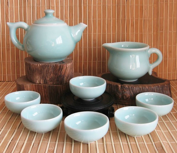 There are many kinds of porcelain tea sets in China. The main four include celadon, white, black and colorful porcelain tea sets.