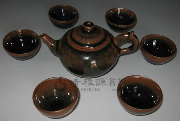 There are many kinds of porcelain tea sets in China. The main four include celadon, white, black and colorful porcelain tea sets.