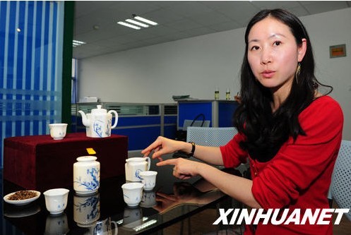 Zhu Xiaoju, a 20-something girl from China's Guizhou Province and once studied in Britain, entertained an idea a month ago while chatting with friends that she decided to order a customized porcelain tea set as a present for the wedding of Prince William and Princess Kate Middleton.