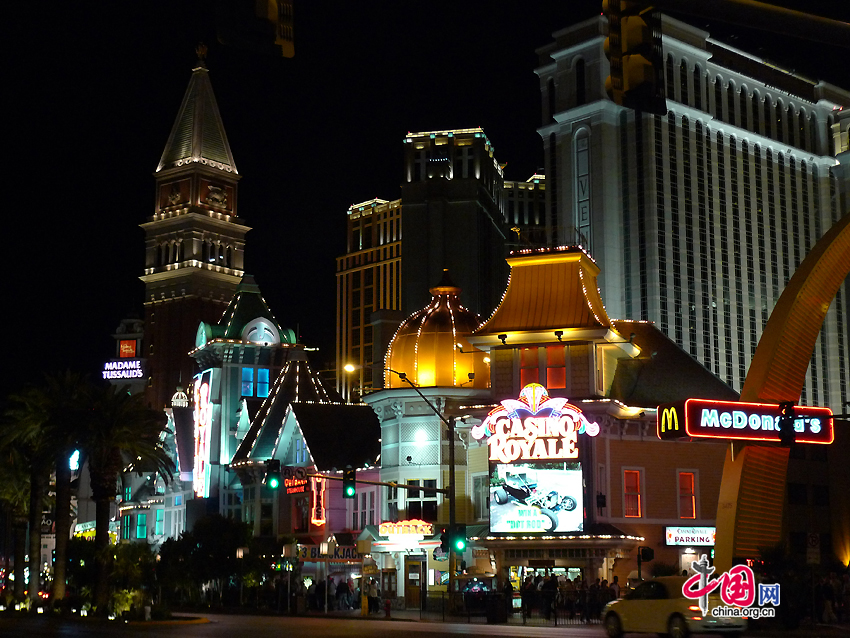 A night view of Las Vegas. Las Vegas, the most populous city in Nevada, United States, is an internationally renowned major resort city for gambling, shopping, entertainment, gourmet food and trade fair. [Photo by Xu Lin / China.org.cn]