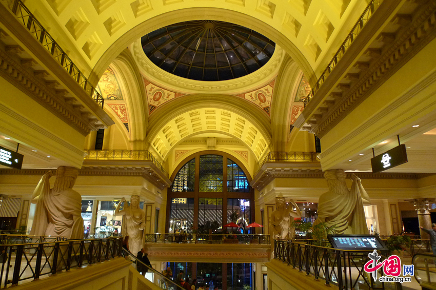 The Forum Shops at Caesars is Las Vegas' premier retail, dining and entertainment destination, featuring more than 160 boutiques and shops as well as 13 restaurants and specialty food shops. Las Vegas, the most populous city in Nevada, United States, is an internationally renowned major resort city for gambling, shopping, entertainment, gourmet food and trade fair. [Photo by Xu Lin / China.org.cn]