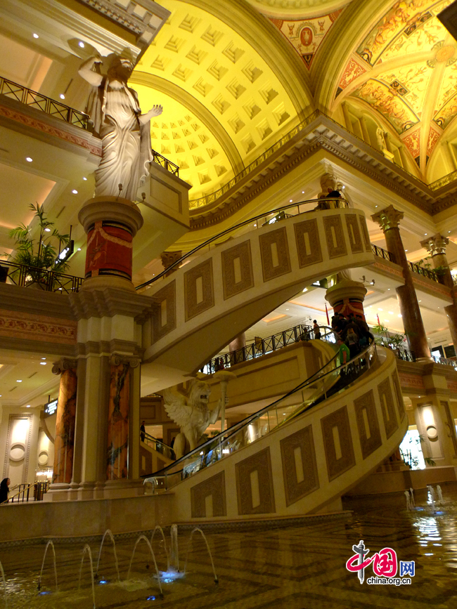 The spiral escalators are a defining feature of the Forum Shops at Caesars, which is Las Vegas' premier retail, dining and entertainment destination, featuring more than 160 boutiques and shops as well as 13 restaurants and specialty food shops. Las Vegas, the most populous city in Nevada, United States, is an internationally renowned major resort city for gambling, shopping, entertainment, gourmet food and trade fair. [Photo by Xu Lin / China.org.cn]