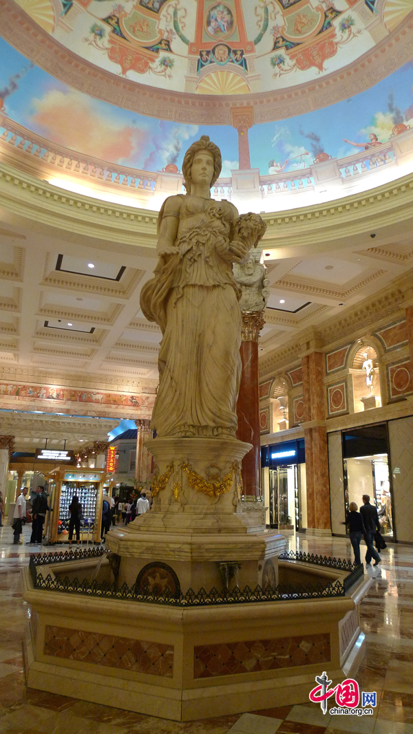 A status in the Forum Shops at Caesars, which is Las Vegas' premier retail, dining and entertainment destination, featuring more than 160 boutiques and shops as well as 13 restaurants and specialty food shops. Las Vegas, the most populous city in Nevada, United States, is an internationally renowned major resort city for gambling, shopping, entertainment, gourmet food and trade fair. [Photo by Xu Lin / China.org.cn]