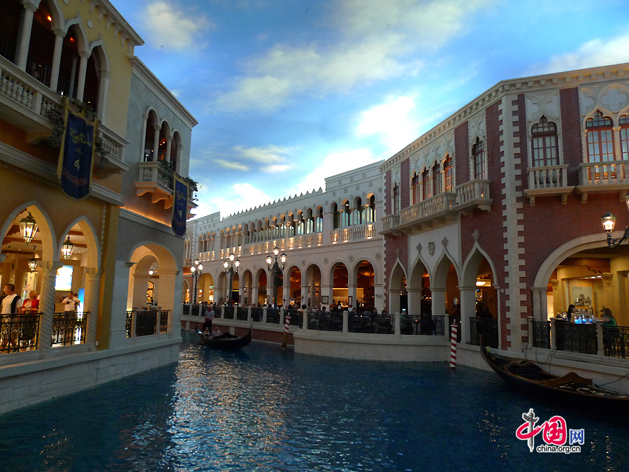 The Venetian Resort Hotel Casino in Las Vegas, a luxury hotel and casino resort, features a life-like replica tower of St Mark's Campanile in Venice, Italy. Las Vegas, the most populous city in Nevada, United States, is an internationally renowned major resort city for gambling, shopping, entertainment, gourmet food and trade fair. [Photo by Xu Lin / China.org.cn]