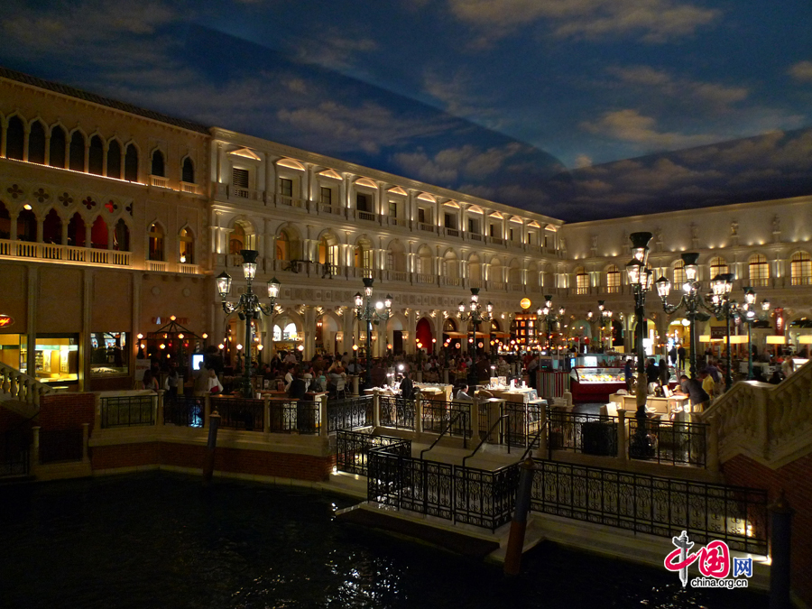 The Venetian Resort Hotel Casino in Las Vegas, a luxury hotel and casino resort, features a life-like replica tower of St Mark's Campanile in Venice, Italy. Las Vegas, the most populous city in Nevada, United States, is an internationally renowned major resort city for gambling, shopping, entertainment, gourmet food and trade fair. [Photo by Xu Lin / China.org.cn]