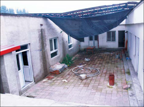 A courtyard house in Lingshang village, Beiqijia township of Changping, which illegally kept dozens of deviant petitioners, has been closed down. [Photo / China Daily]